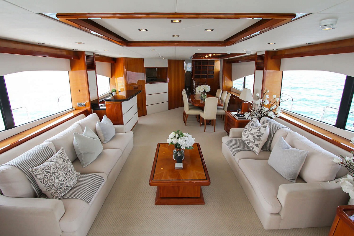 Аренда моторной яхты Sunseeker 90 Notorious в Дубае ОАЭ
